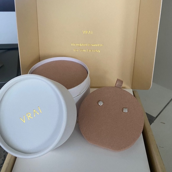 Vrai Pave Studs (Vrai & Oro) - Picture 2 of 7